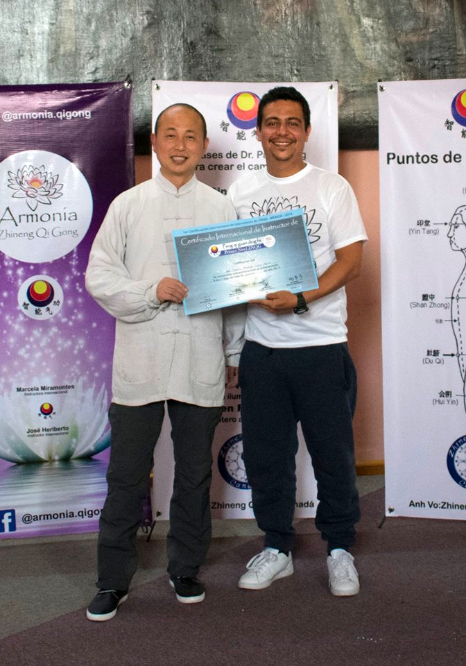 Joaquín Cajica recibiendo su Certificado Internacional de Instructor de Zhineng Qigong
